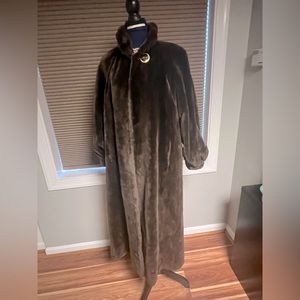 Beautiful Brown Mahogany Female Mink Fur Coat 🤎
